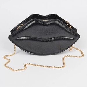 Chic Black Lip-Shaped Cluth with Gold Chain